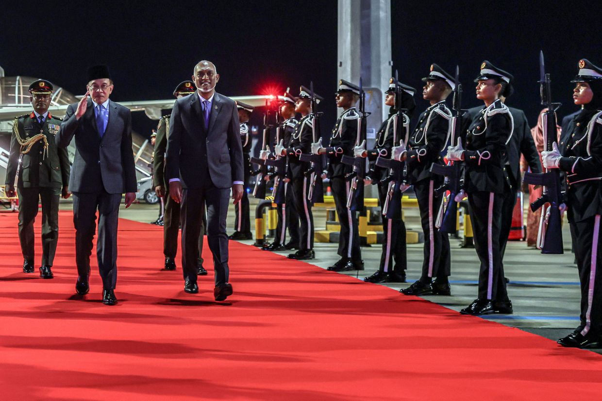 PM accorded official welcome in Maldives